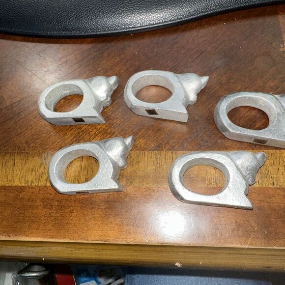 Vintage Napkin Rings Laying Cows Bulls Pewter Set of 5 Made in India - Picture 4 of 6